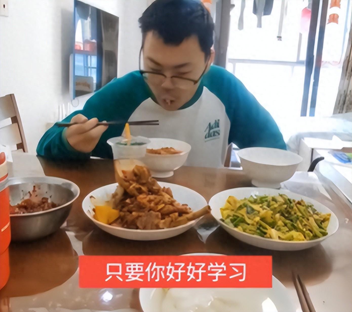 开云部门-“这样的外形，早恋就别想了！”母亲晒儿子照片引爆评论区。